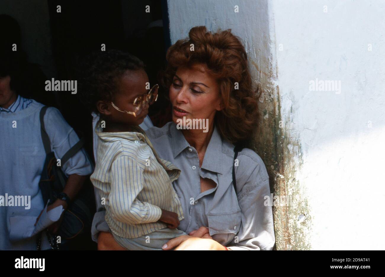 Sophia Loren kümmert sich um Hungernde und Flüchtlingskinder in Somalia, 1993. Stock Photo