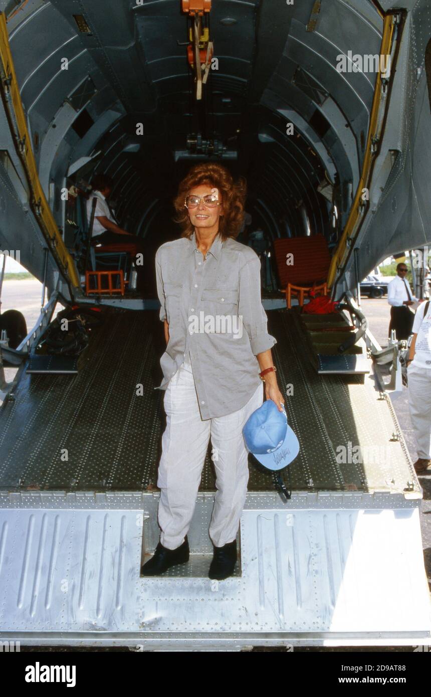 Sophia Loren kümmert sich um Hungernde und Flüchtlingskinder in Somalia, 1993. Stock Photo