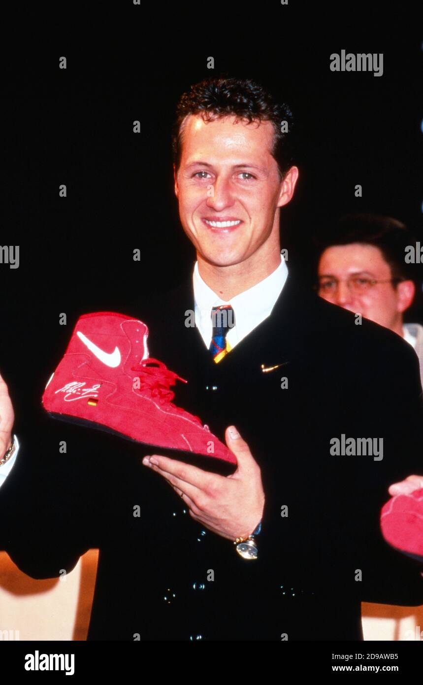 auf der Pressekonferenz zur Unterzeichnung des Werbevertrages und der  Zusammenarbeit von Michael Schumi Schumacher und der Marke Nike,  Deutschland 1996 Stock Photo - Alamy