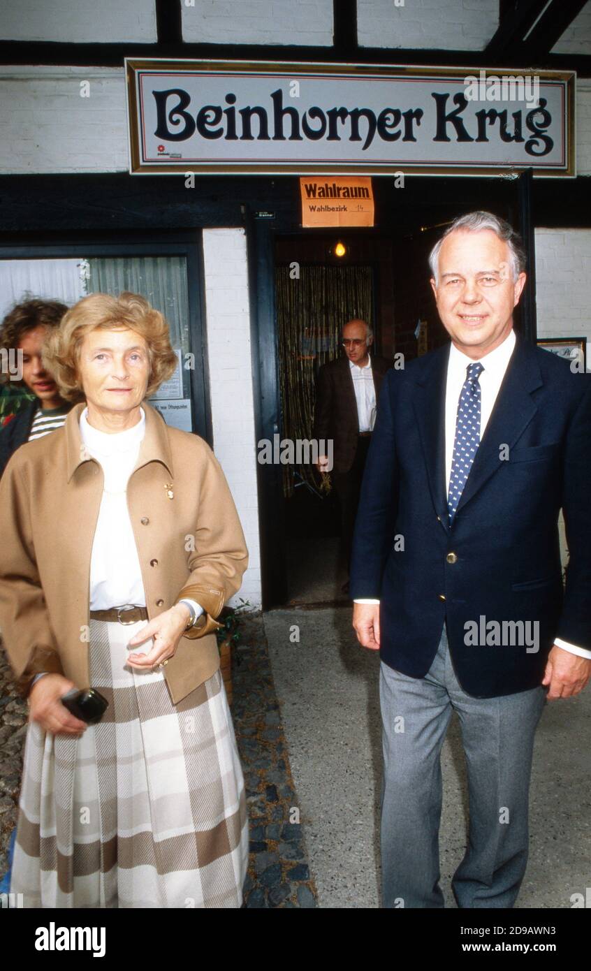 Ministerpräsident Ernst Albrecht mit Ehefrau Heidi Adele Stromeyer bei der Wahl zum Niedersächsischen Landtag in Hannover am 13. Mai 1990, Deutschland 1990. Stock Photo