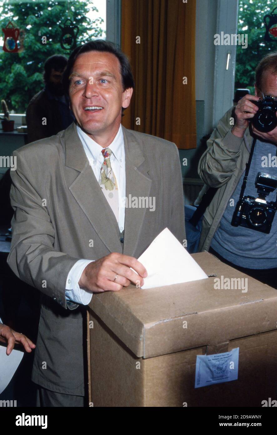 Gerhard Schröder bei der Wahl zum Niedersächsischen Landtag in Hannover am 13. Mai 1990, Deutschland 1990. Stock Photo
