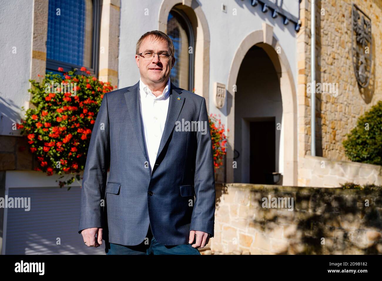 04 November 2020, Rhineland-Palatinate, Kallstadt: Thomas Jaworek, local mayor of the municipality of Kallstadt, stands in front of the community centre. Kallstadt was the residence of the ancestors on the father's side of US President Trump. Photo: Uwe Anspach/dpa Stock Photo
