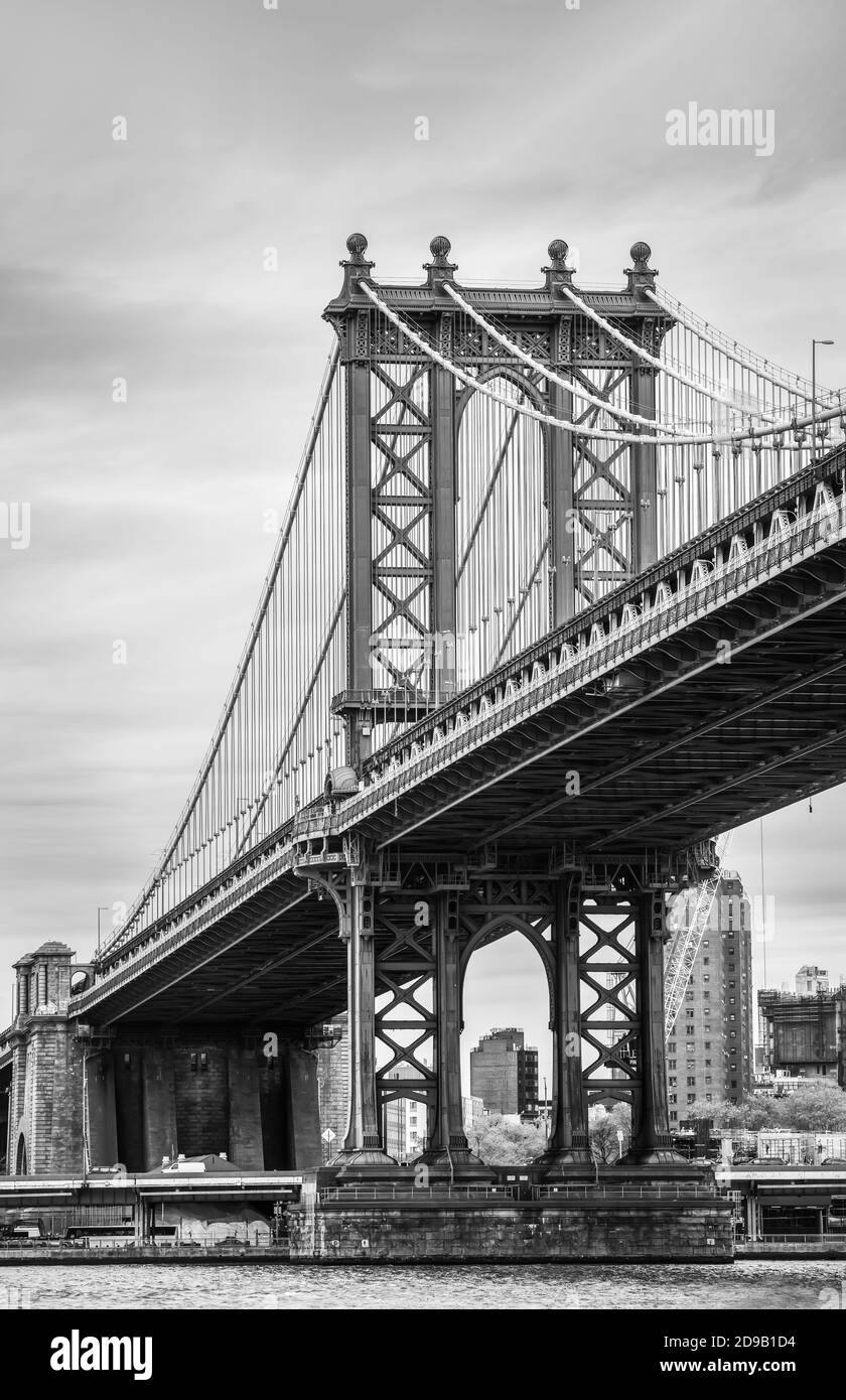 Black and white image of Manhattan Bridge in New York City on an cloudy
