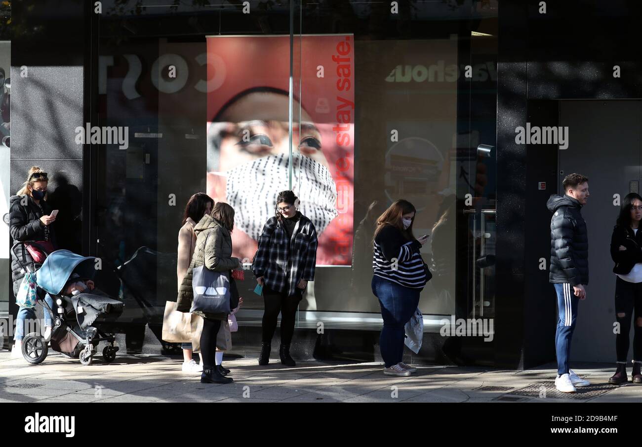 Shoppers queue up outside H&M on Commercial road in Portsmouth, ahead of a  national lockdown for England from Thursday Stock Photo - Alamy