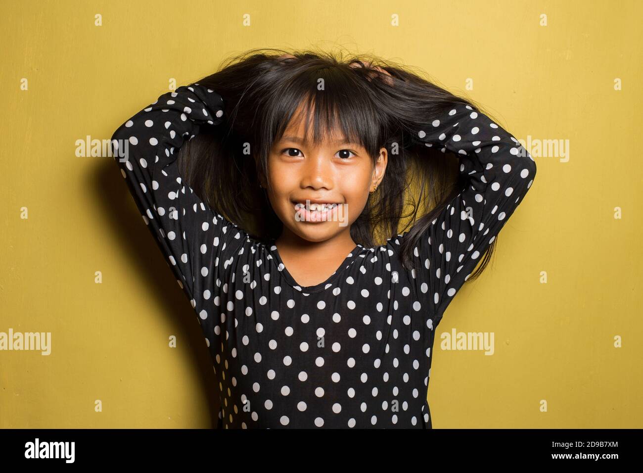 Asian little girl itching scratching her head Stock Photo Alamy