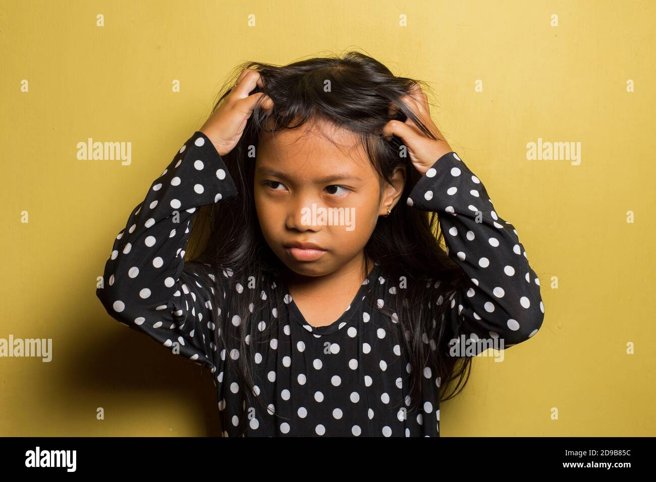 Asian little girl itching scratching her head Stock Photo Alamy