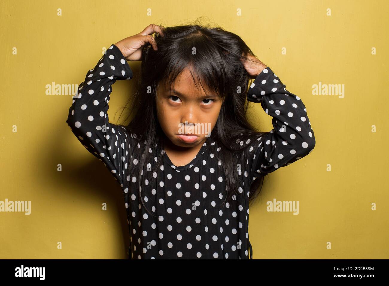 Asian little girl itching scratching her head Stock Photo Alamy