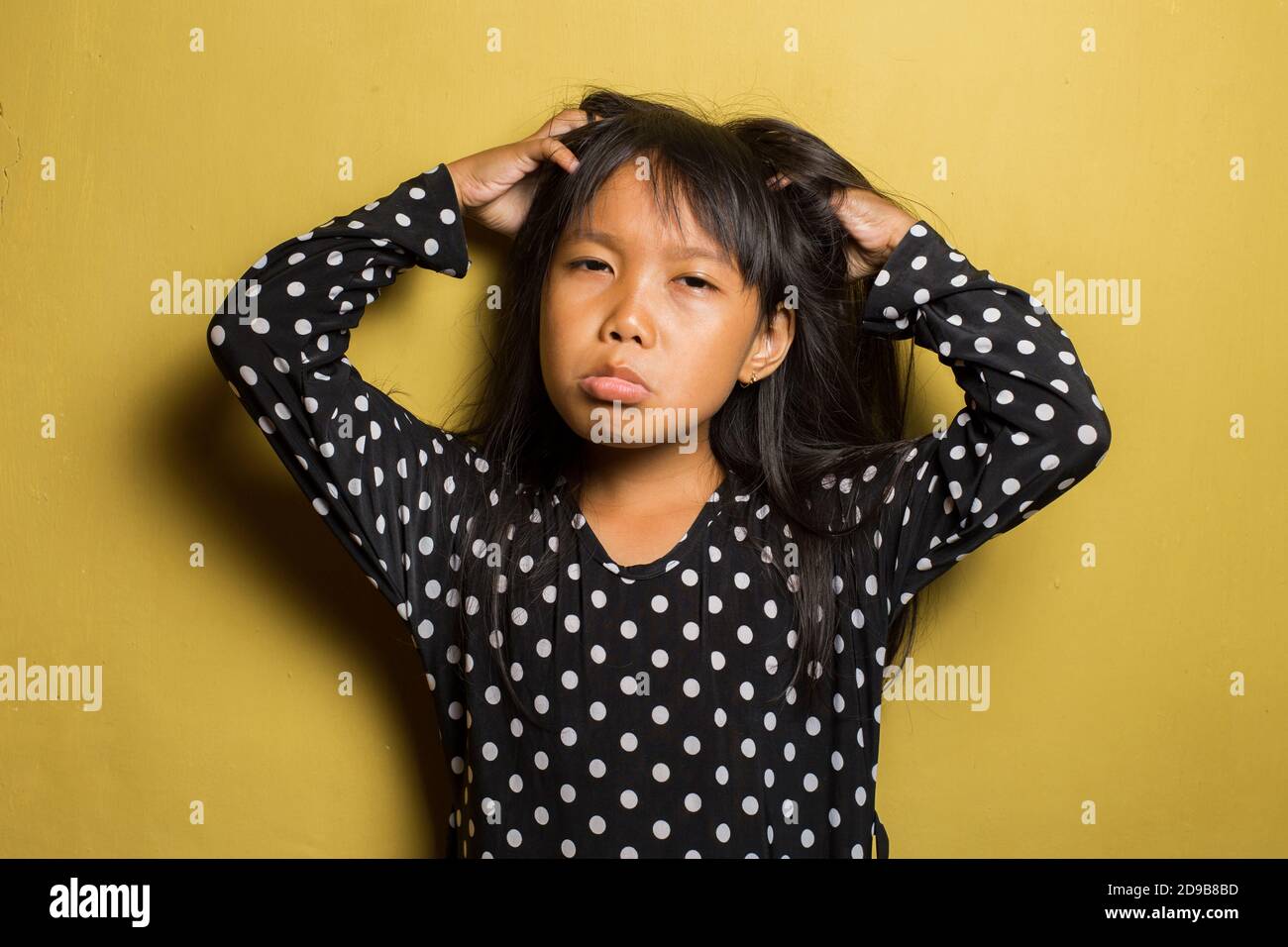 Asian little girl itching scratching her head Stock Photo Alamy