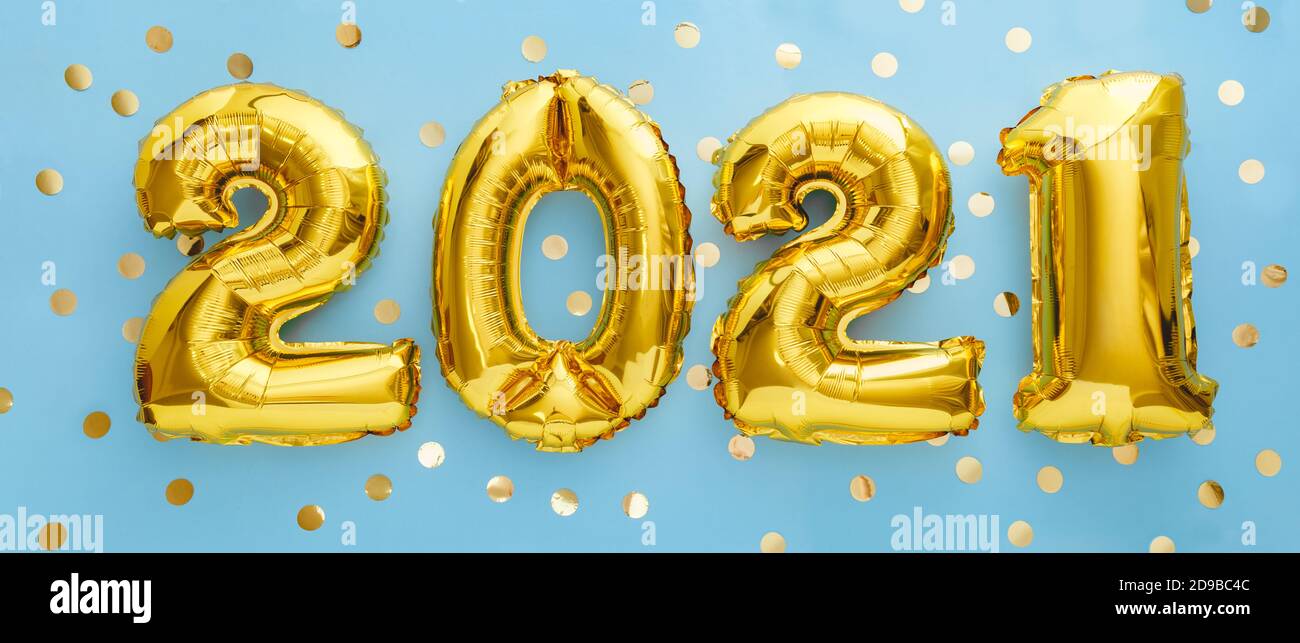 2021 golden balloon text on blue background with confetti. Happy New year eve invitation with Christmas gold foil balloons 2021. Flat lay long web Stock Photo