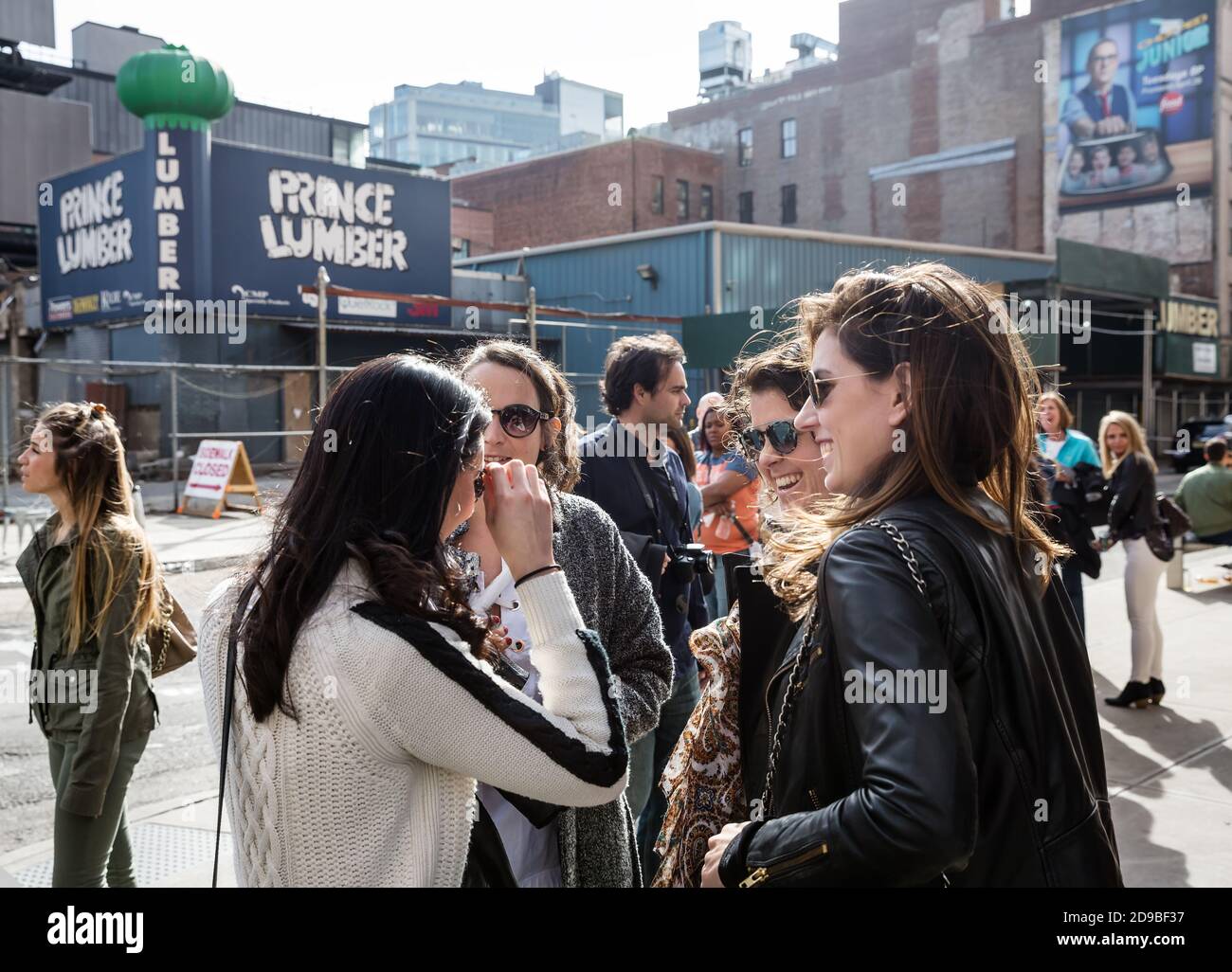 Women walking streets new york hires stock photography and images Alamy