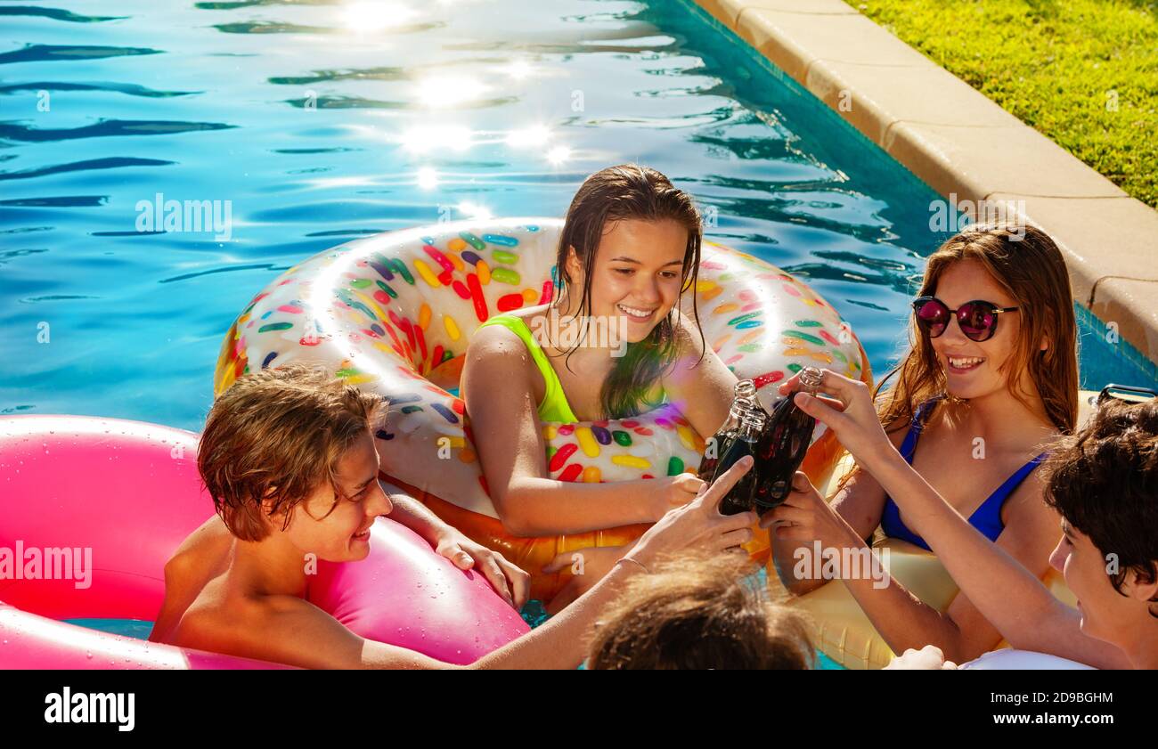 People group teens boys girls hi-res stock photography and images - Alamy