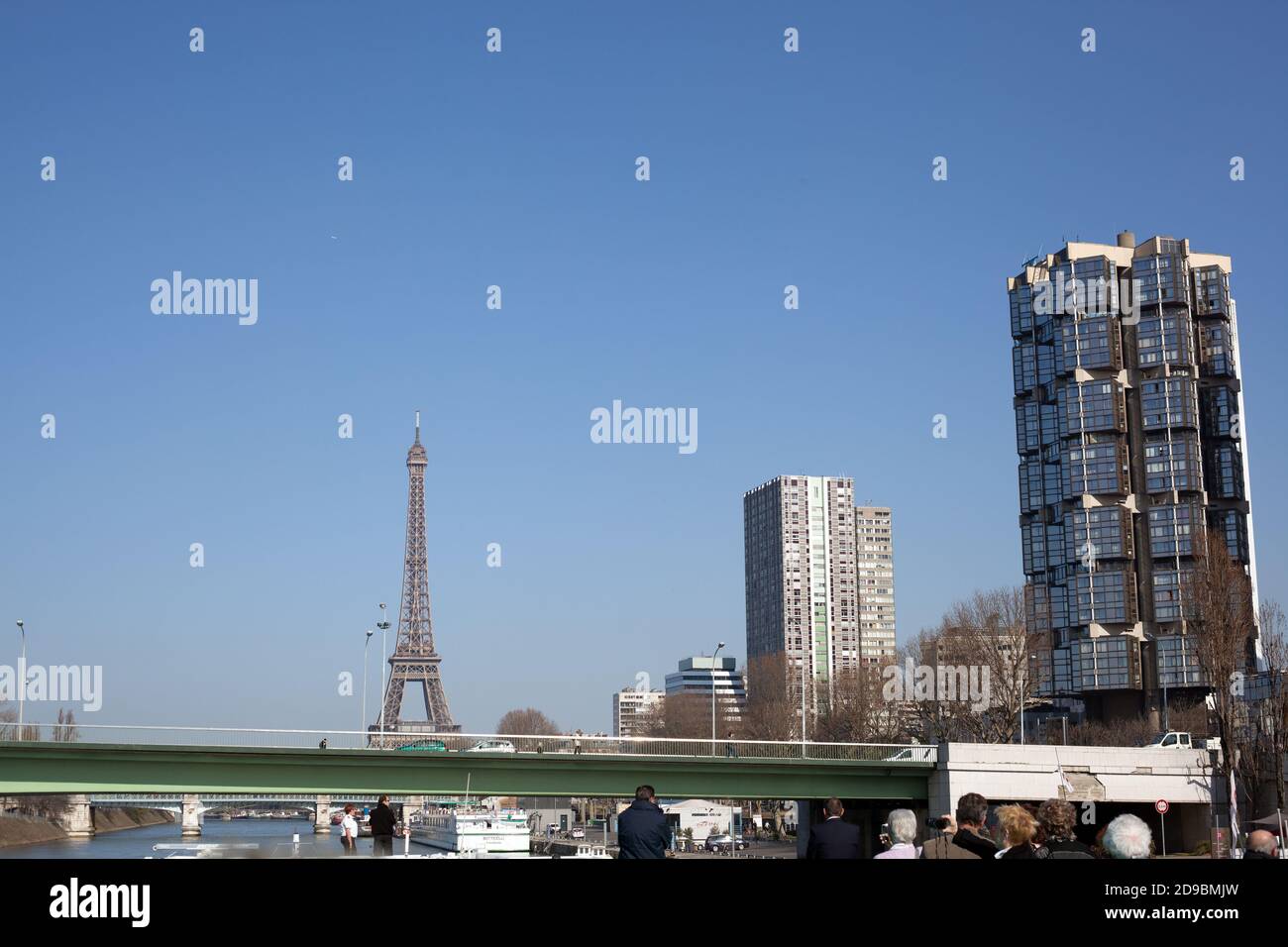 Tour Eiffel au dessus d'un pont moderne et près d'immeubles Stock Photo