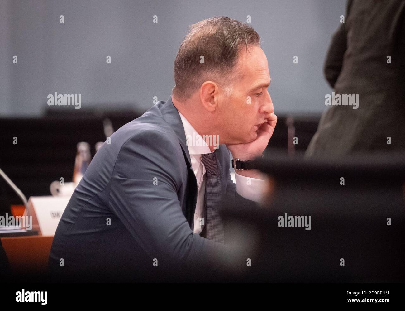 Berlin, Germany. 04th Nov, 2020. Heiko Maas (SPD), Foreign Minister, attends the meeting of the Federal Cabinet in the Federal Chancellery. Topics of the meeting will include an amendment to the Federal Hunting Act and a bill to mobilize building land. Credit: Kay Nietfeld/dpa Pool/dpa/Alamy Live News Stock Photo
