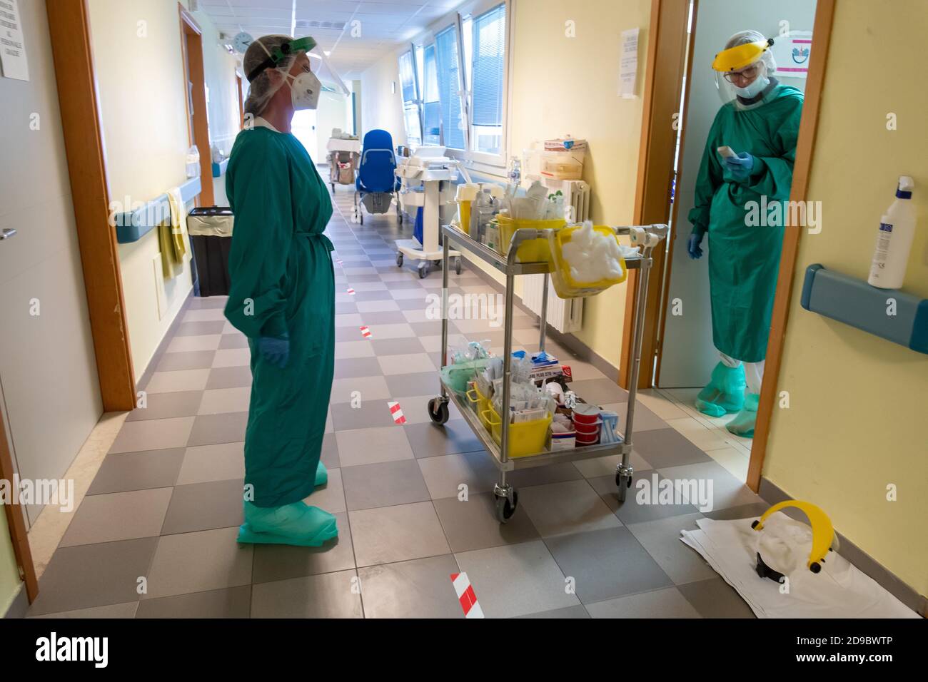 Lagosanto, November 4, 2020. Nurses wearing safety clothes in Delta Hospital covid19 ward in Lagosanto, Italy. Credit: Filippo Rubin / Alamy Stock Photo