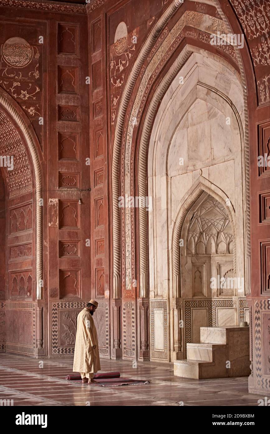 Agra, India, Enero 2009. Un hombre reza en la mezquita situada al lado del Taj Mahal. Stock Photo