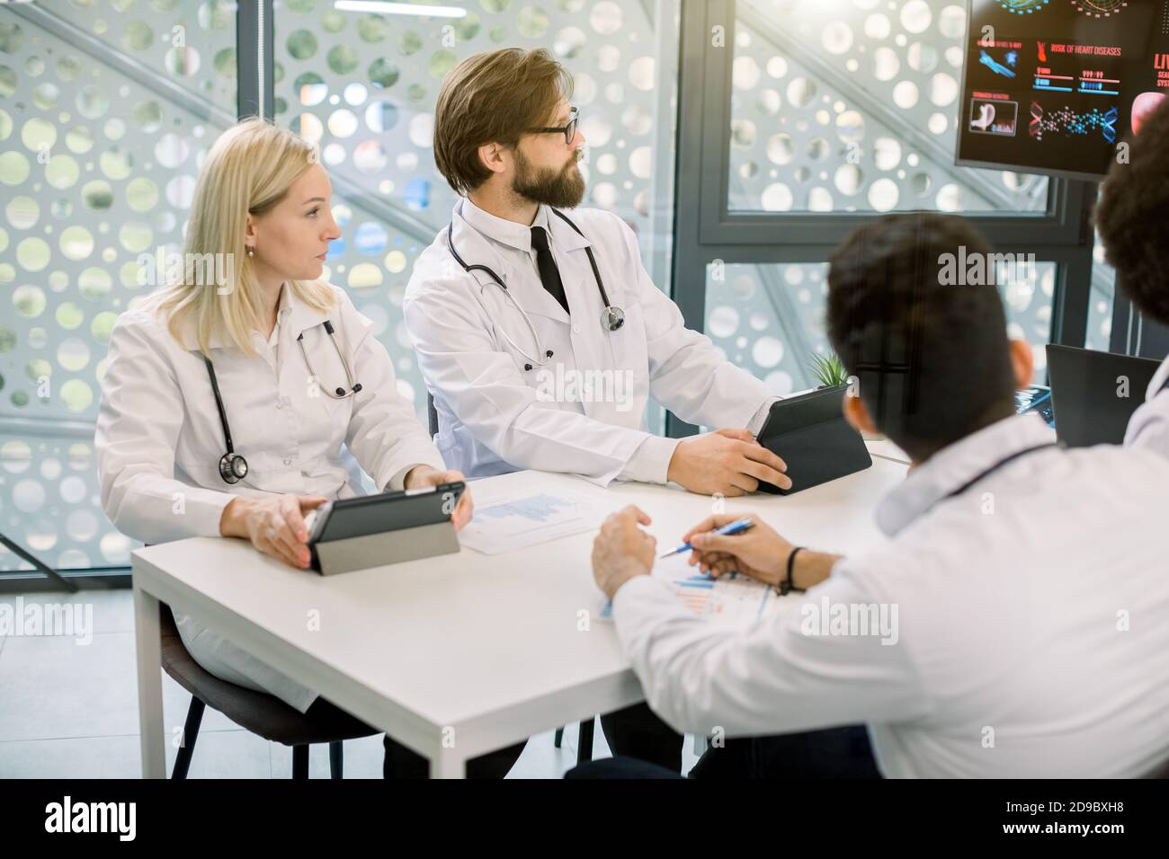 Team medical staff during video hi-res stock photography and images - Alamy