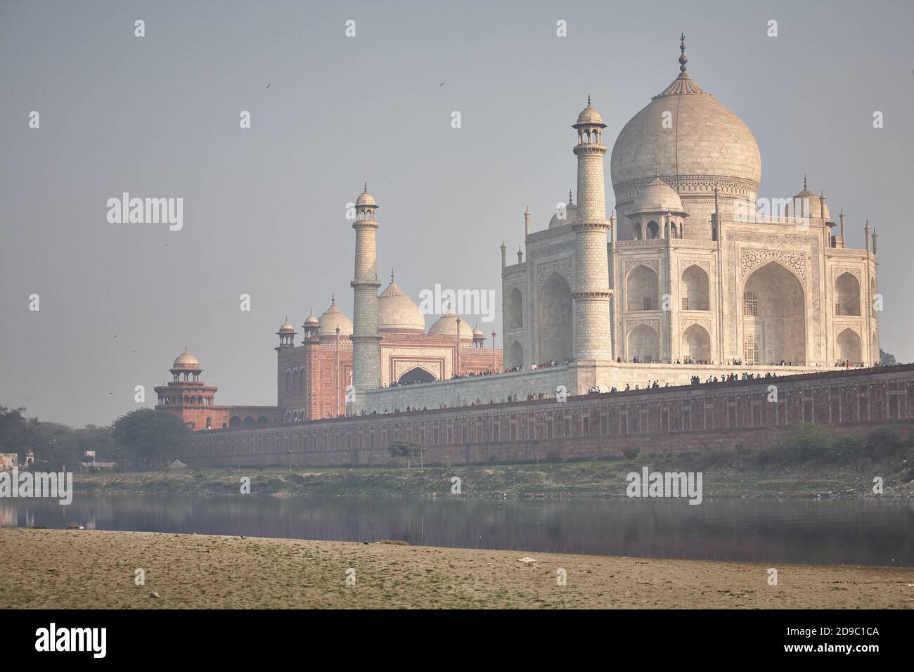 Agra, India, enero de 2009. Vista general del Taj Mahal en la otra orilla del rio Yamuna. Stock Photo
