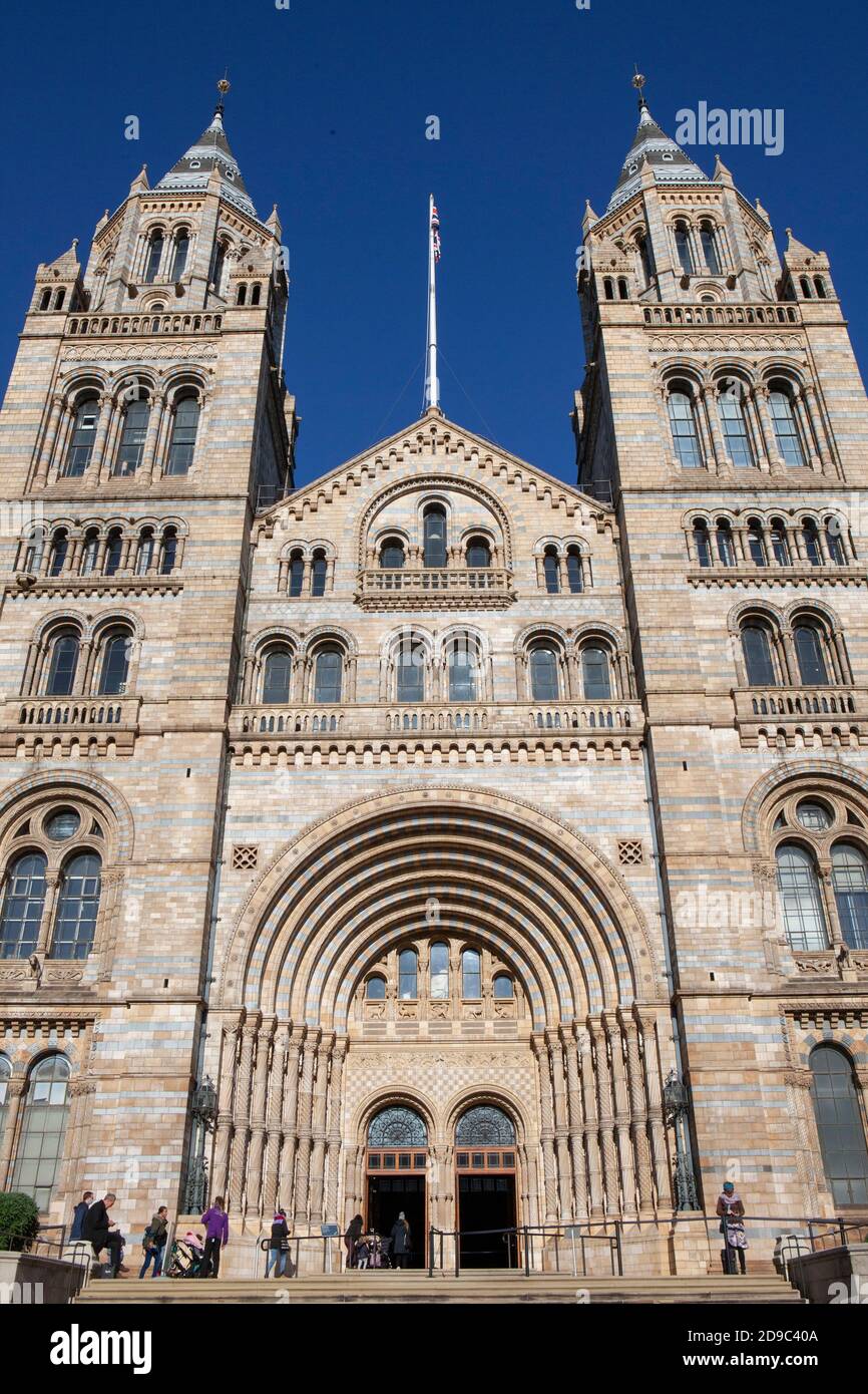 London, UK,  people take their last chance to visit the Natural History Museum before the four-week lockdown begins. Anna Watson/Alamy Live News Stock Photo
