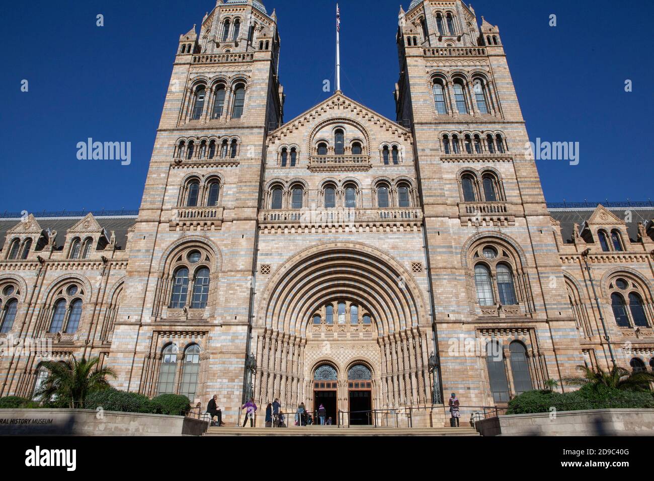 London, UK,  people take their last chance to visit the Natural History Museum before the four-week lockdown begins. Anna Watson/Alamy Live News Stock Photo