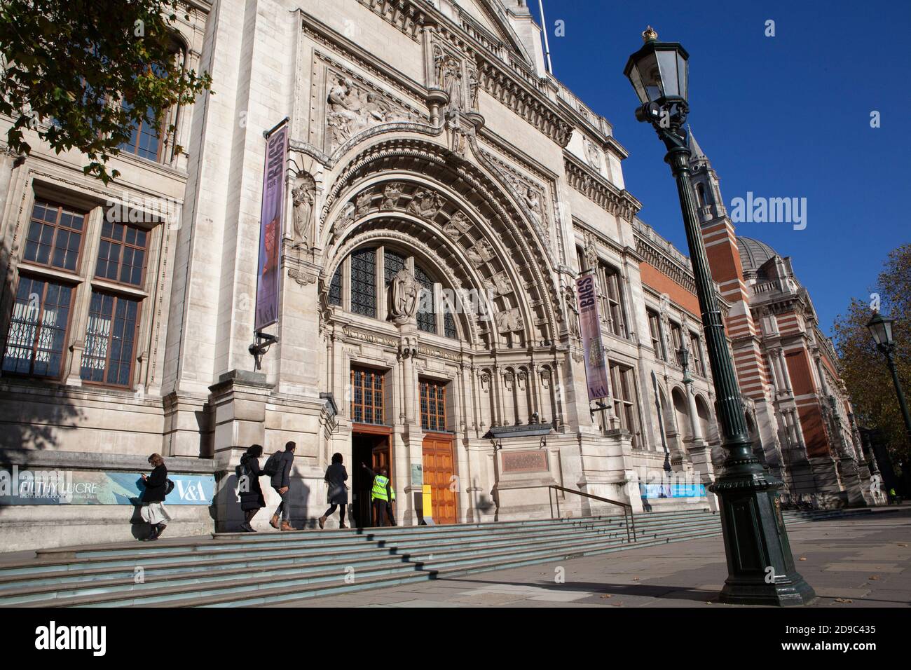 London, UK: visitors to the Victoria and Albert Museum in London on the last day of opening before the four-week lockdown. Anna Watson/Alamy Live News Stock Photo