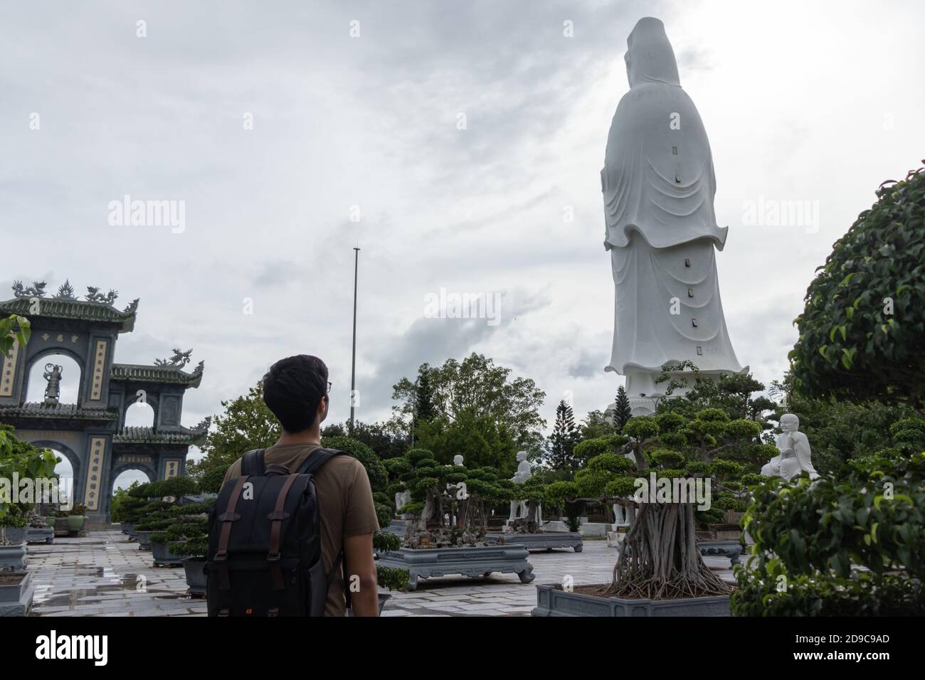 Back view happy young tourist hi-res stock photography and images - Alamy