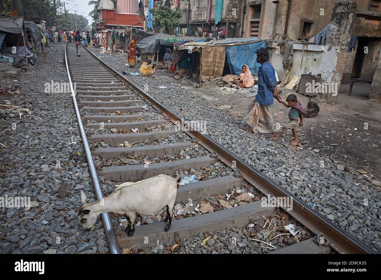 Kolkata, India, January 2008. Huts in a slum built next to the train tracks. Stock Photo