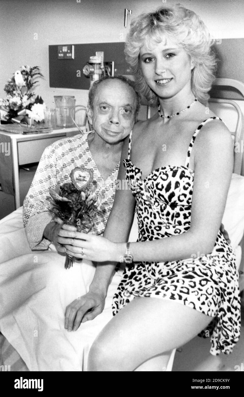 FUNNY MAN JOHNNY VYVYAN GETS A GET WELL VALENTINE FROM HILLS ANGEL TRACY EVANS (20) FROM SOUTHSEA AFTER HIS HEART BY PASS OPERATION AT QUEEN ALEXANDRA HOSPITAL, PORTSMOUTH. PIC MIKE WALKER, M. AND Y. PORTSMOUTH 1981 Stock Photo