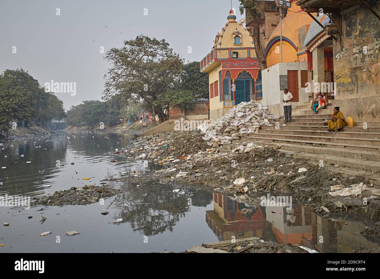Kolkata, India, January 2008. People in a ghat of a heavily polluted canal in a Kalighat slum. Stock Photo