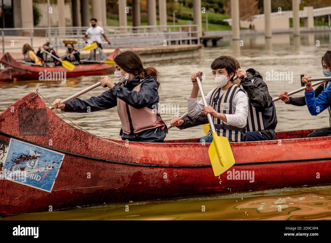 MADRID, SPAIN - Oct 30, 2020: Young people from the Queztal route practice canoeing in the park 'Juan Carlos I ' Stock Photo