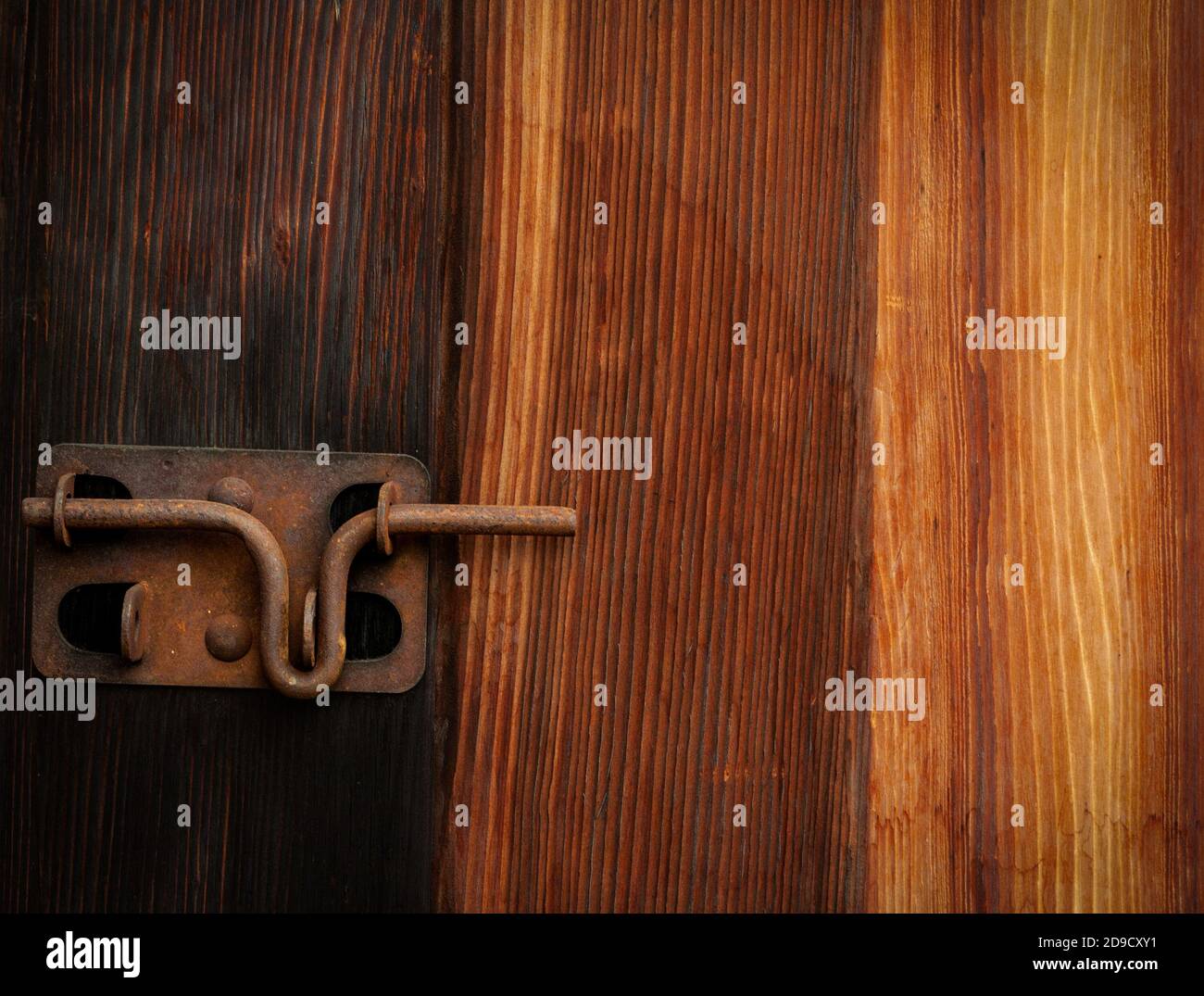 Lock Rusted Dark Shed Old rustic shed door hi-res stock photography and images - Alamy