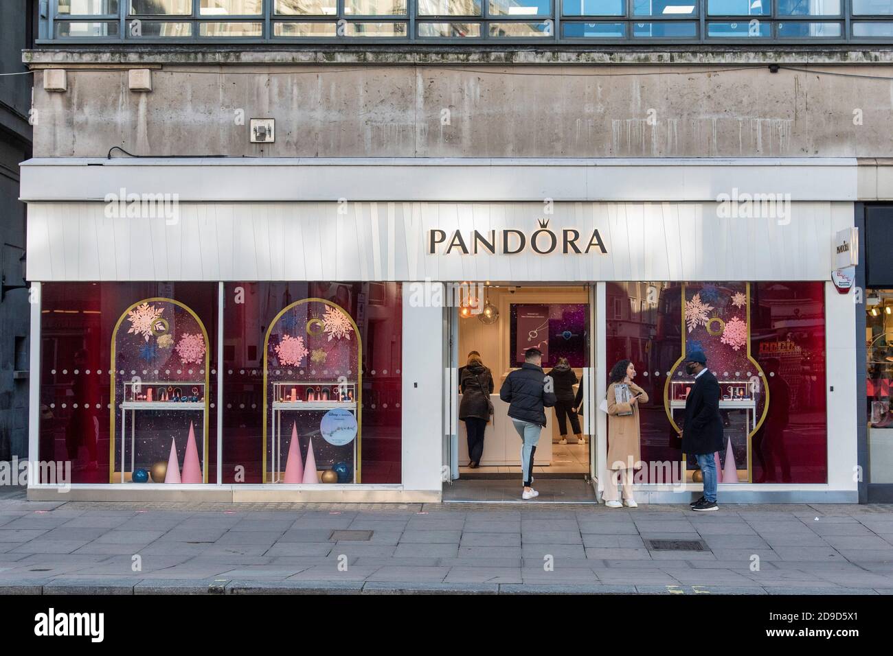 Page 3 - Pandora Store High Resolution Stock Photography and Images - Alamy