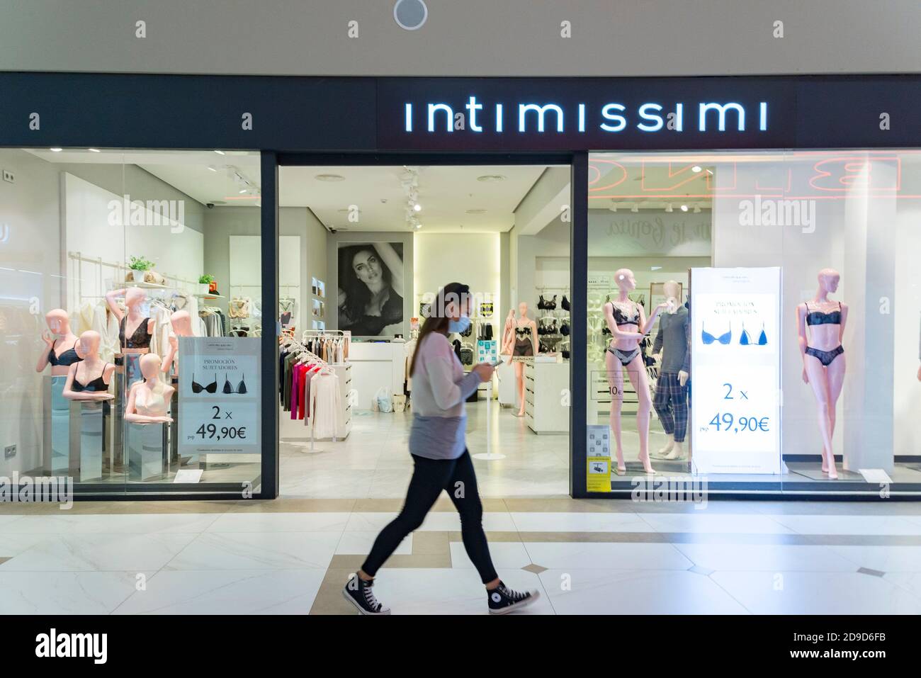 https://c8.alamy.com/comp/2D9D6FB/valencia-spain-4th-nov-2020-a-woman-with-a-mask-walking-in-front-of-the-intimissimi-store-during-the-state-of-alarm-at-the-osito-la-eliana-shopping-center-credit-xisco-navarrosopa-imageszuma-wirealamy-live-news-2D9D6FB.jpg
