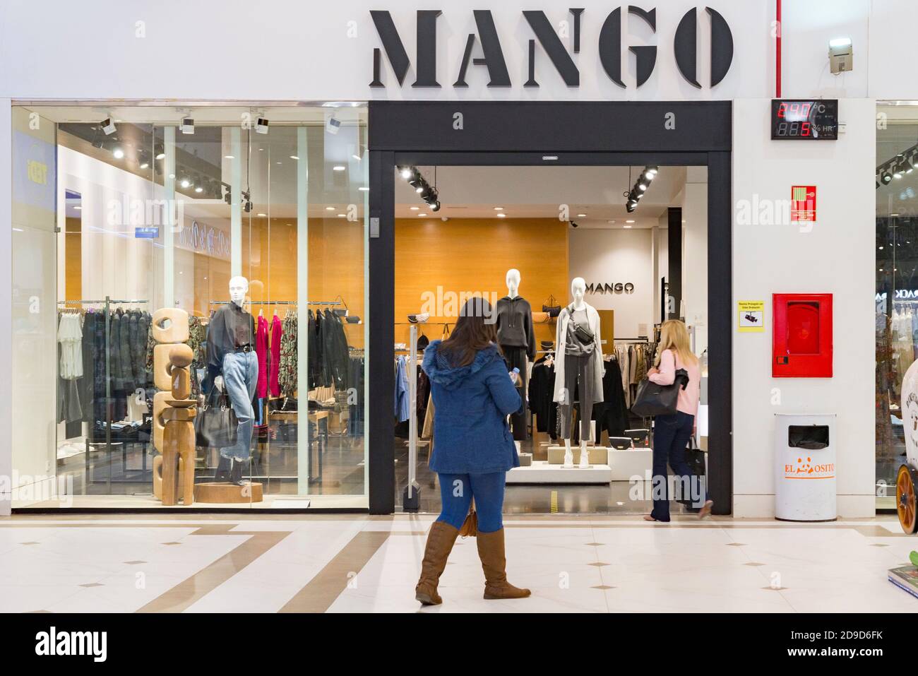 Valencia, Spain. 4th Nov, 2020. Two women entering the Mango clothing store during the state of alarm at the Osito La Eliana shopping center. Credit: Xisco Navarro/SOPA Images/ZUMA Wire/Alamy Live News Stock Photo