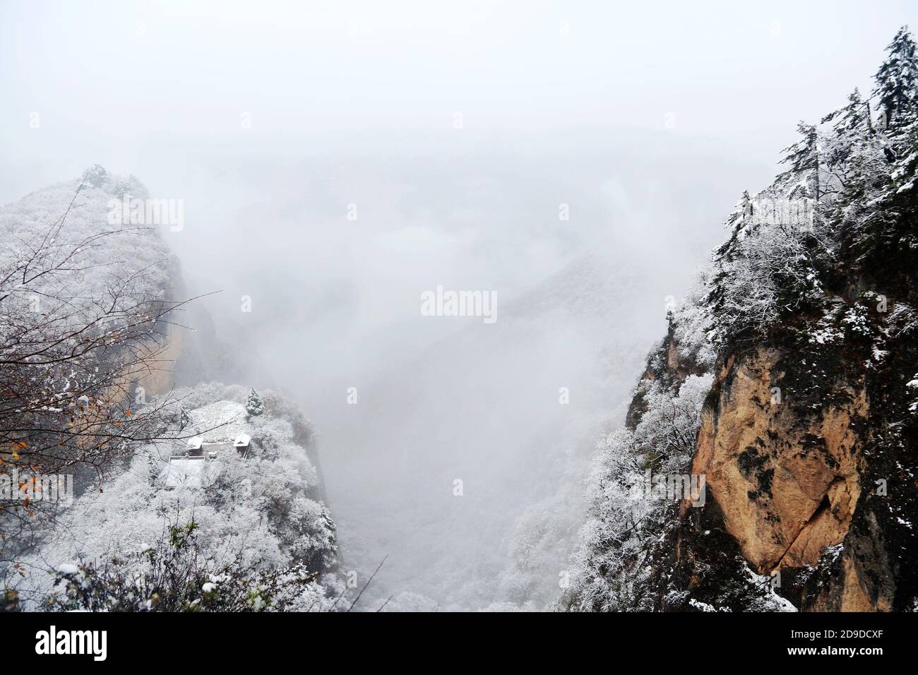 The first snow scenery of Kongtong mountain in Pingliang city, northwest China's Gansu province, 27 October 2020. *** Local Caption *** fachaoshi Stock Photo