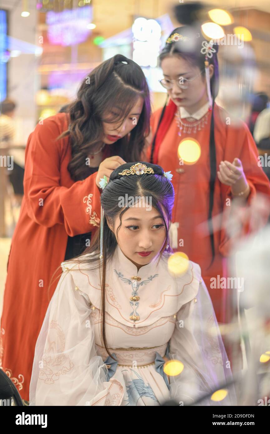 People dressed in Han Chinese clothing visit the Han Chinese clothing ...