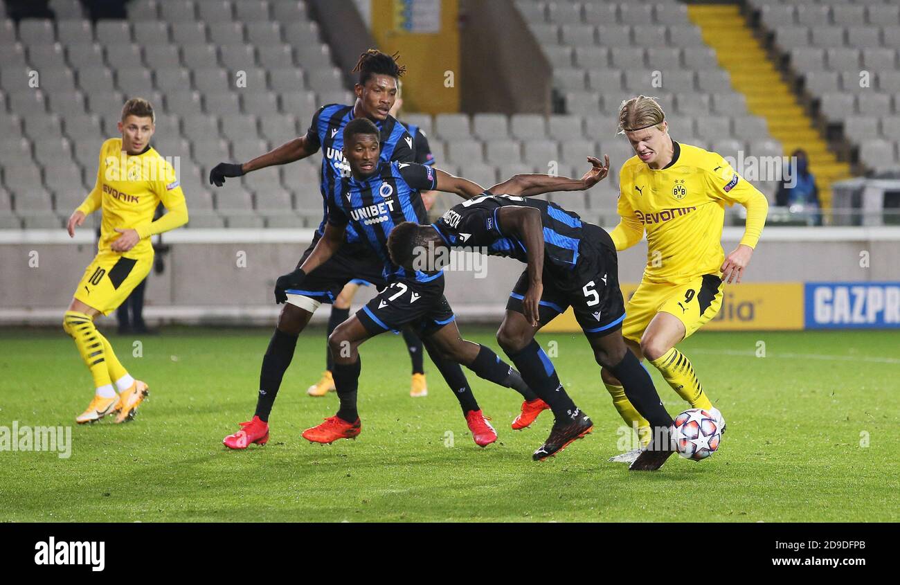 Anderlecht's Lukas Nmecha and Club's Odilon Kossounou fight for the ball  during a soccer match between RSC Anderlecht and Club Brugge KV, Sunday 11  Ap Stock Photo - Alamy