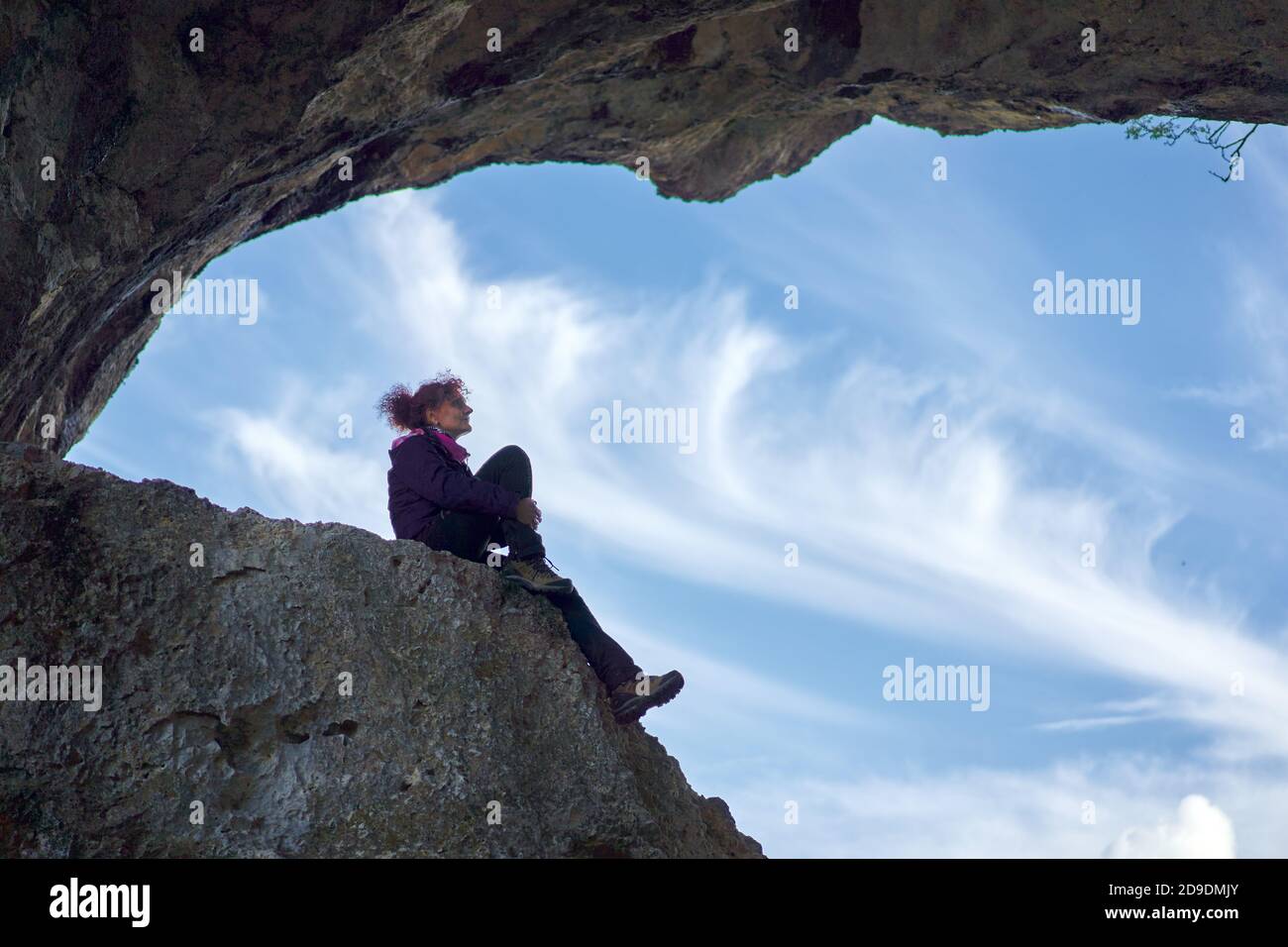 Female hiker standing cliff edge hi-res stock photography and images ...