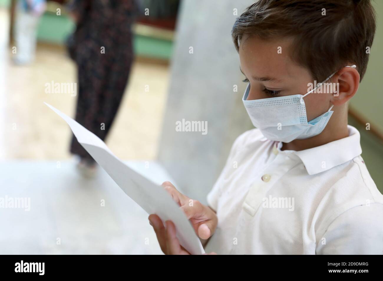 Child wearing face mask pollution hi-res stock photography and images ...