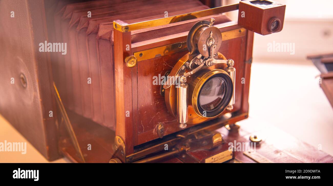 Old movie camera on tripod hi-res stock photography and images - Page 2 -  Alamy