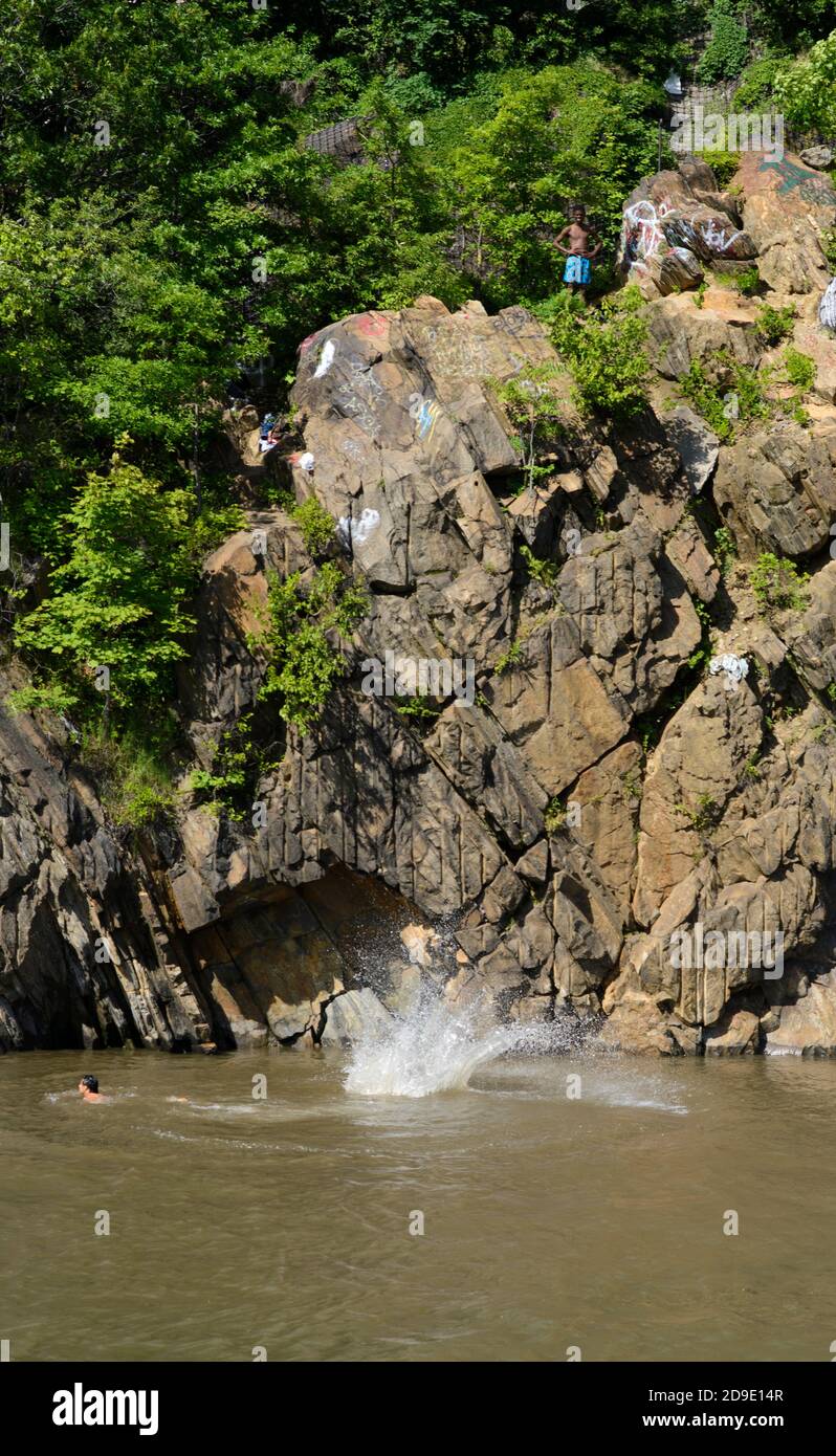 New York, Bronx, Hudson River, boys cliff jumping (frame 4) at Jungle and Capone’s Chair at Spuyten Duyvil Creek. Viewed from Circle Line tourist boat Stock Photo