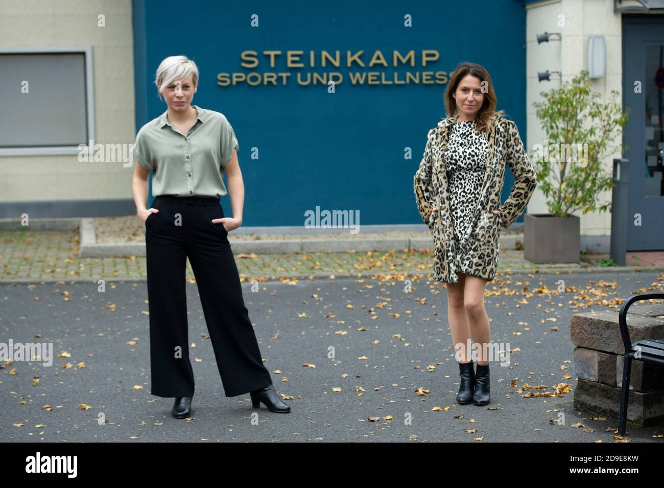 Cologne, Deutschland. 02nd Nov, 2020. from left: Actress Jasmin MINZ plays the role of Kim Bremer, actress Berrit ARNOLD plays the role of Daniela Bremer, both can be seen from November 6, 2020 in the RTL early evening series ALLES WAS ZAEHLT, photo opportunity on November 2nd, 2020 in Koeln, Â | usage worldwide Credit: dpa/Alamy Live News Stock Photo
