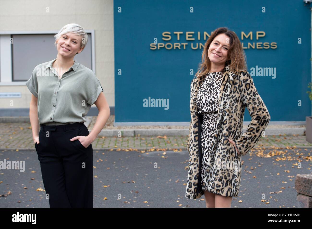 Cologne, Deutschland. 02nd Nov, 2020. from left: Actress Jasmin MINZ plays the role of Kim Bremer, actress Berrit ARNOLD plays the role of Daniela Bremer, both can be seen from November 6, 2020 in the RTL early evening series ALLES WAS ZAEHLT, photo opportunity on November 2nd, 2020 in Koeln, | usage worldwide Credit: dpa/Alamy Live News Stock Photo