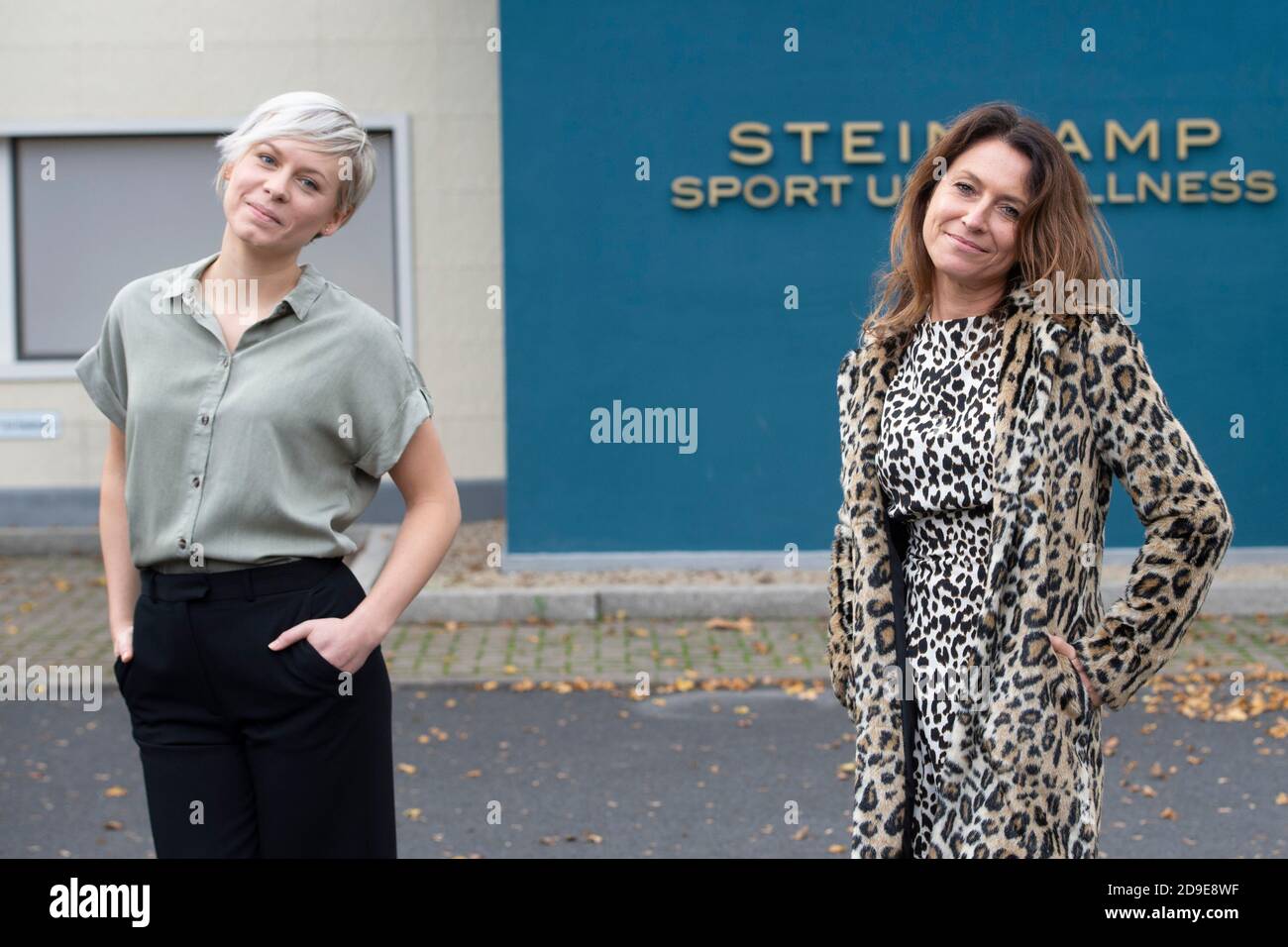 Cologne, Deutschland. 02nd Nov, 2020. from left: Actress Jasmin MINZ plays the role of Kim Bremer, actress Berrit ARNOLD plays the role of Daniela Bremer, both can be seen from November 6, 2020 in the RTL early evening series ALLES WAS ZAEHLT, photo opportunity on November 2nd, 2020 in Koeln, | usage worldwide Credit: dpa/Alamy Live News Stock Photo