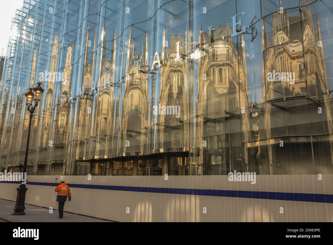 LA SAMARITAINE IS ONLY WAITING FOR THE PERFECT TIME TO REOPEN Stock Photo