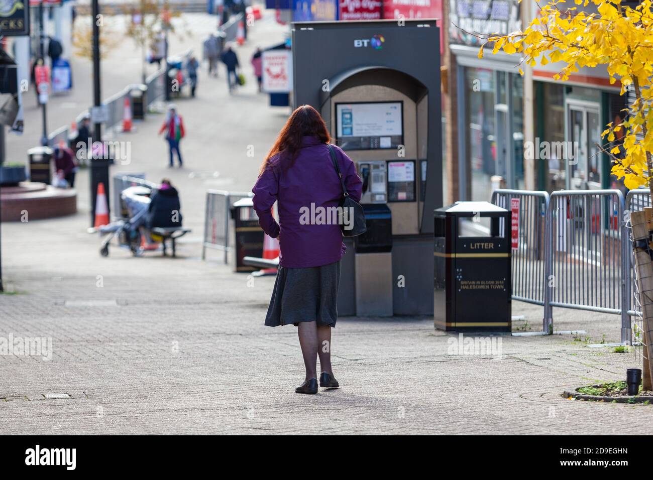 Halesowen, West Midlands, UK. 5th Nov, 2020. Shoppers in the main street in Halesowen, West Midlands, on the first day of the current lockdown measures. Credit: Peter Lopeman/Alamy Live News Stock Photo