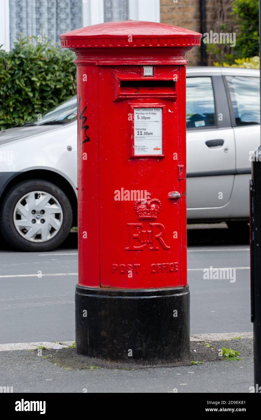 Standard red post box dating from 1952 or later showing HM Queen Elizabeth’s monogram in the London Borough of Waltham Forest. 08 April 2009. Photo: Neil Turner Stock Photo