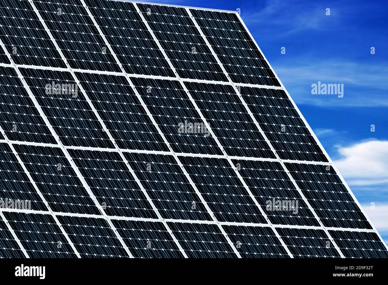 Solar Panel Hintergrund mit Himmel und Wolken Vollformat close up Stock Photo