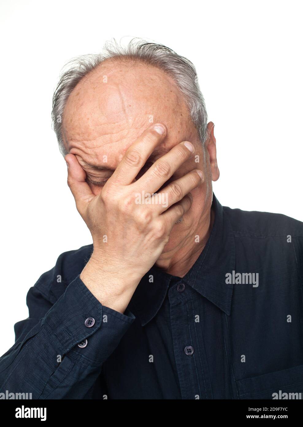 Pain. Elderly man covers his face with hand Stock Photo - Alamy