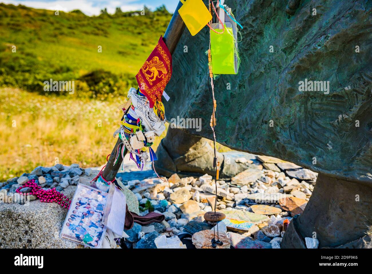 Memories left by the pilgrims next to the monument to the pilgrim of the Alto de San Roque (altitude of 1270 m), work of the Galician sculptor José Ma Stock Photo