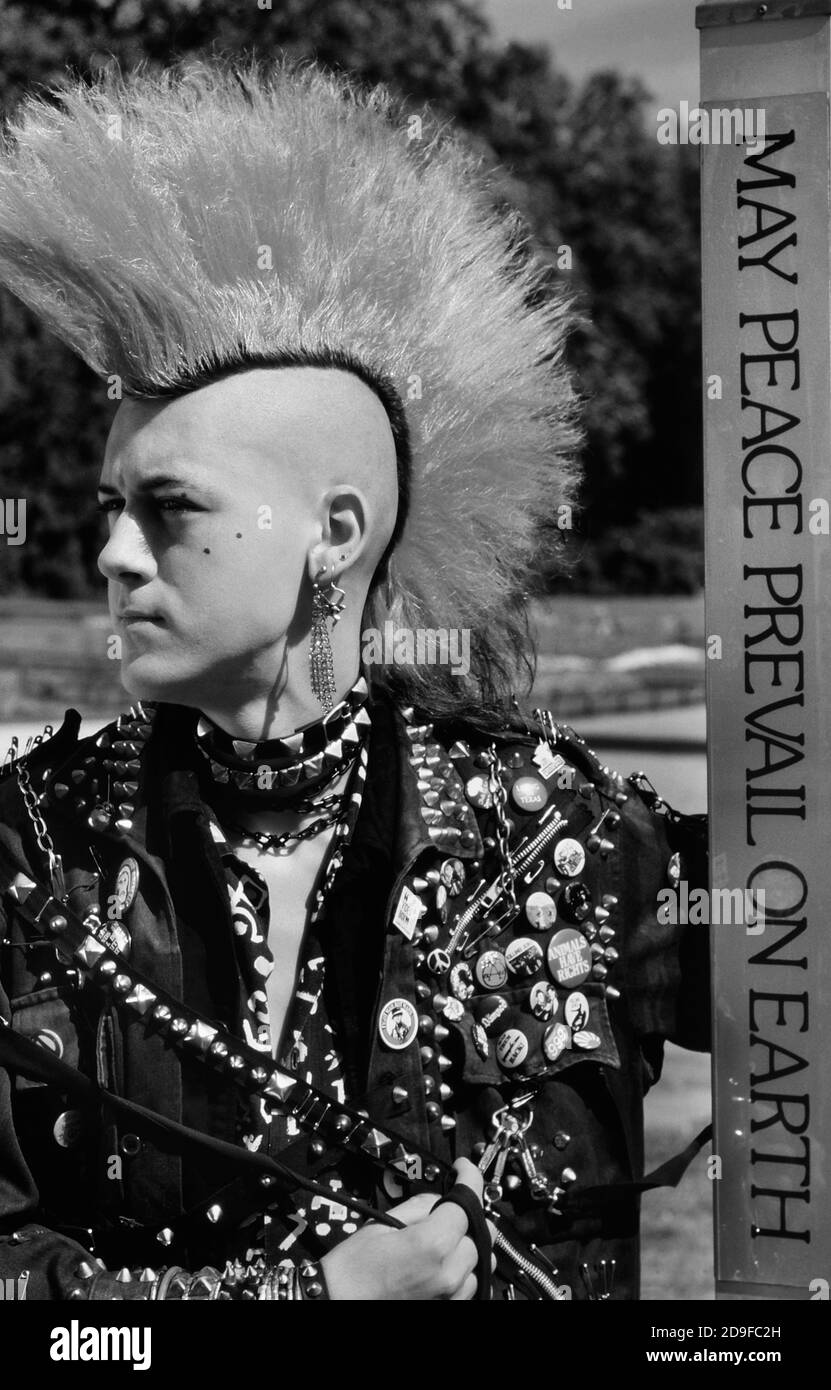 Punk rocker archival hi-res stock photography and images - Alamy